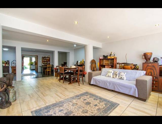 9 BEDROOM HOUSE FOR SALE IN BEAULIEU